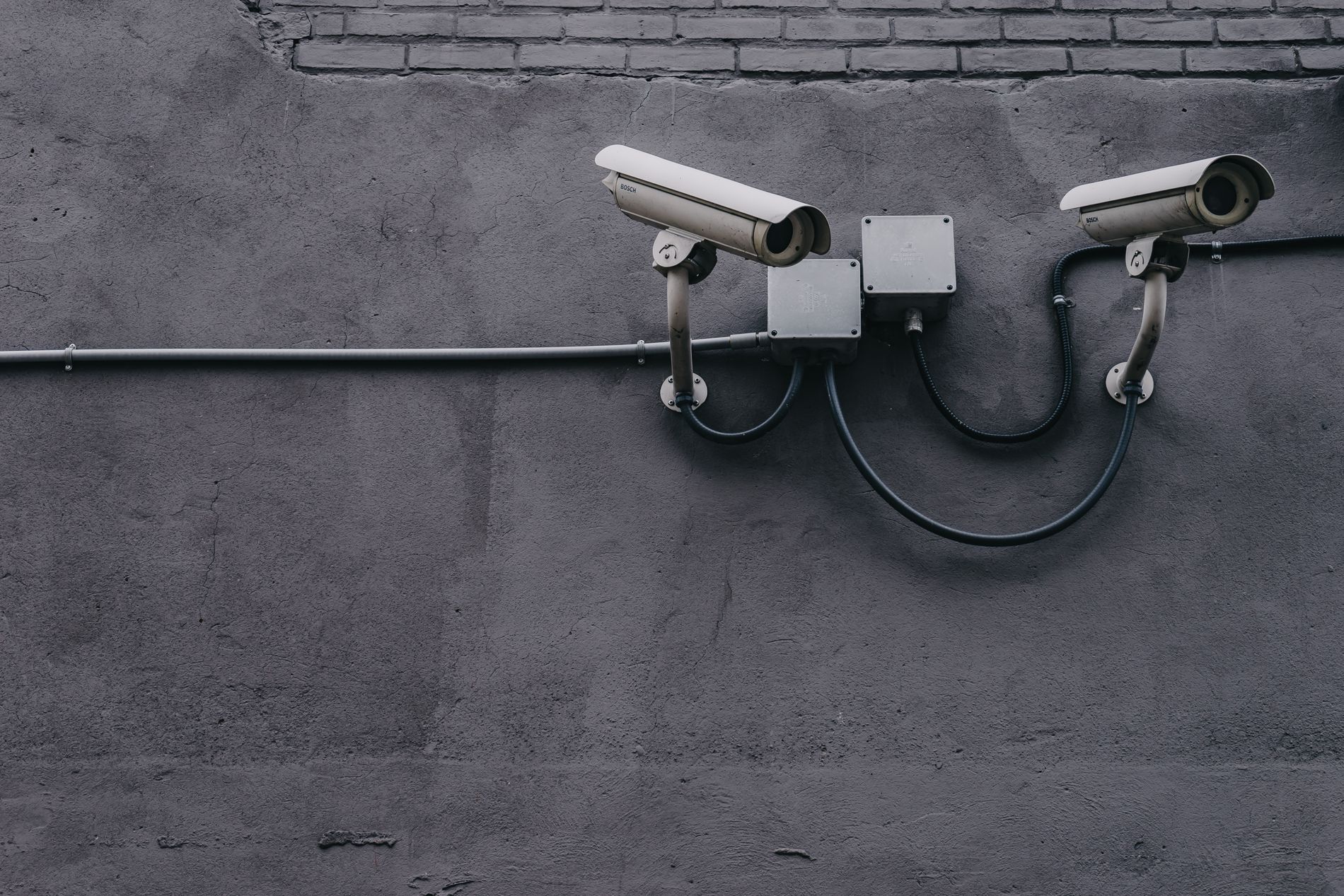Cámaras de seguridad instaladas en una pared