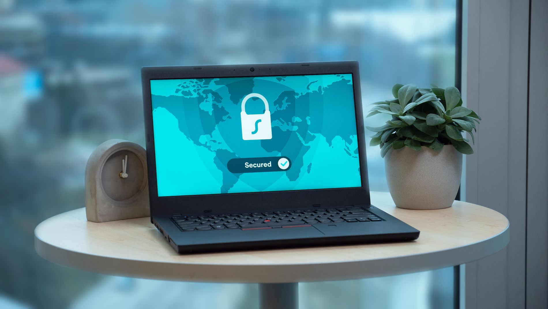 Laptop con un candado de seguridad en pantalla