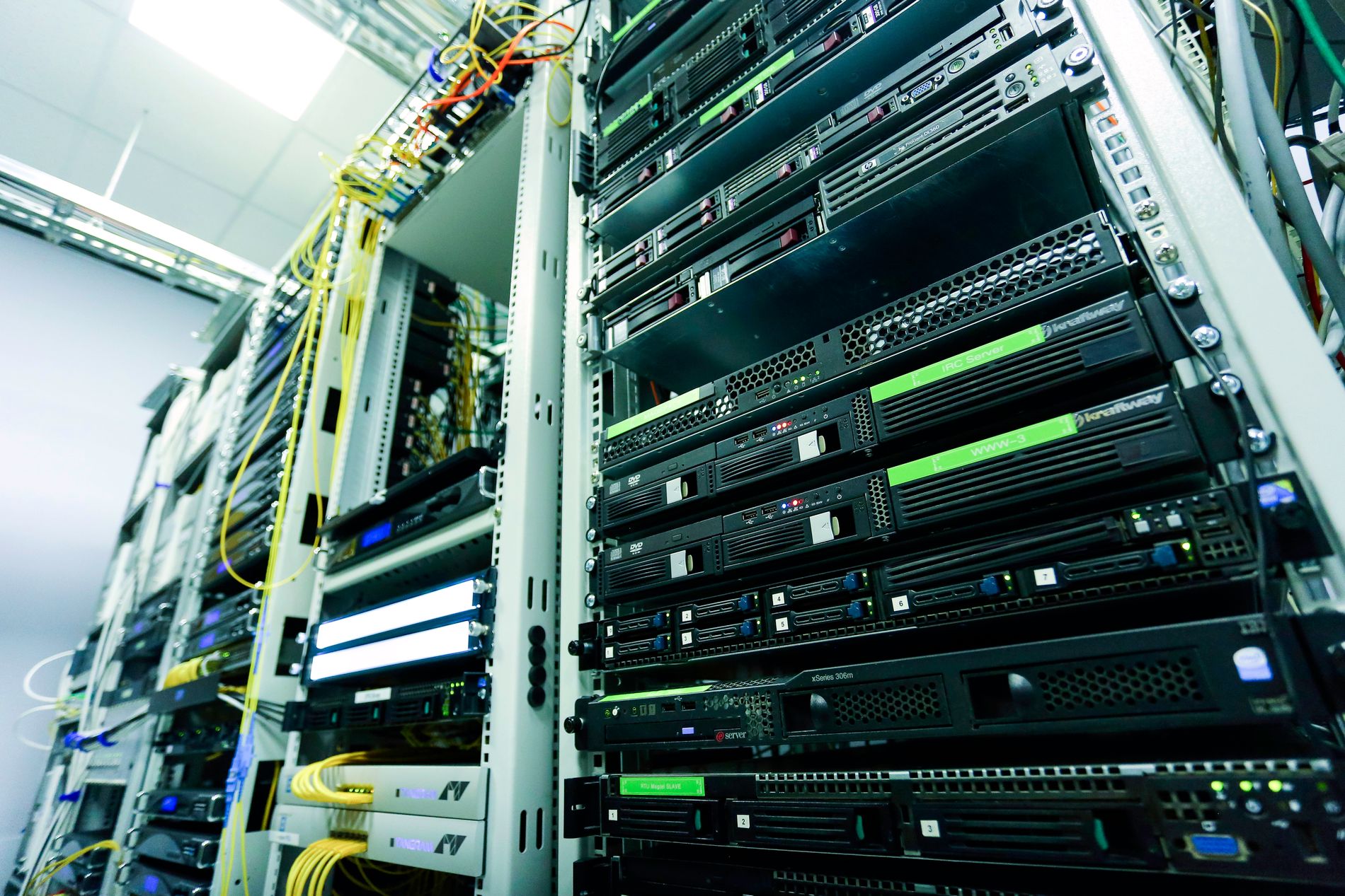Switches y cables de red en un rack