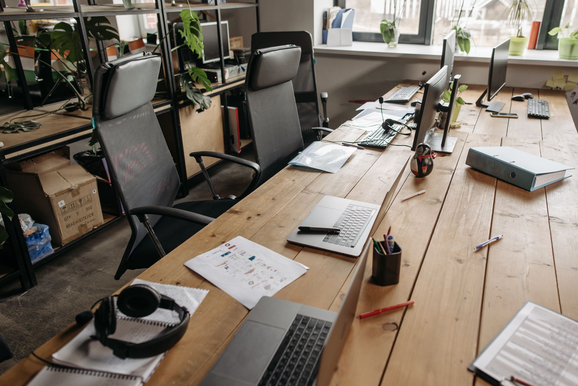 Oficina con estaciones de trabajo y laptops
